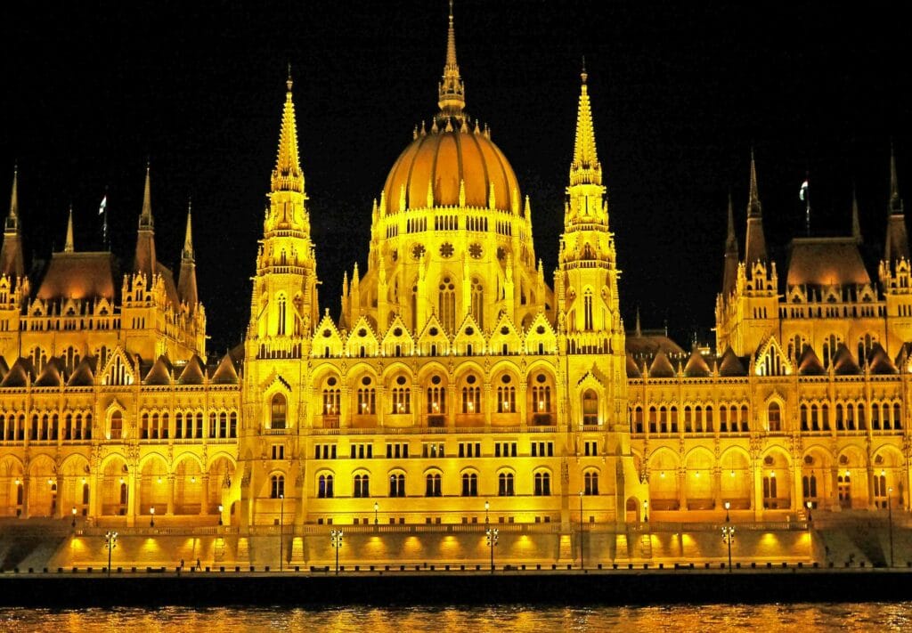 budapest-parliament-danube-night-pexels-159412