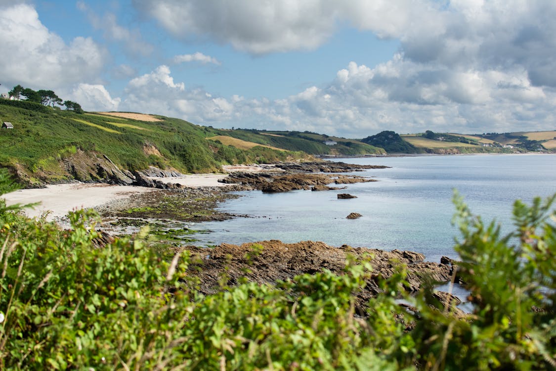 Scenic Cornish coastline — UK coastal holiday parks and beach breaks