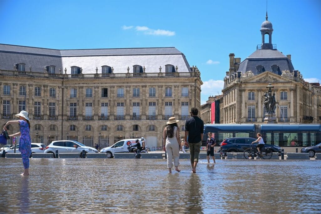 Bordeaux on a budget: the free Miroir d'Eau water mirror at Place de la Bourse