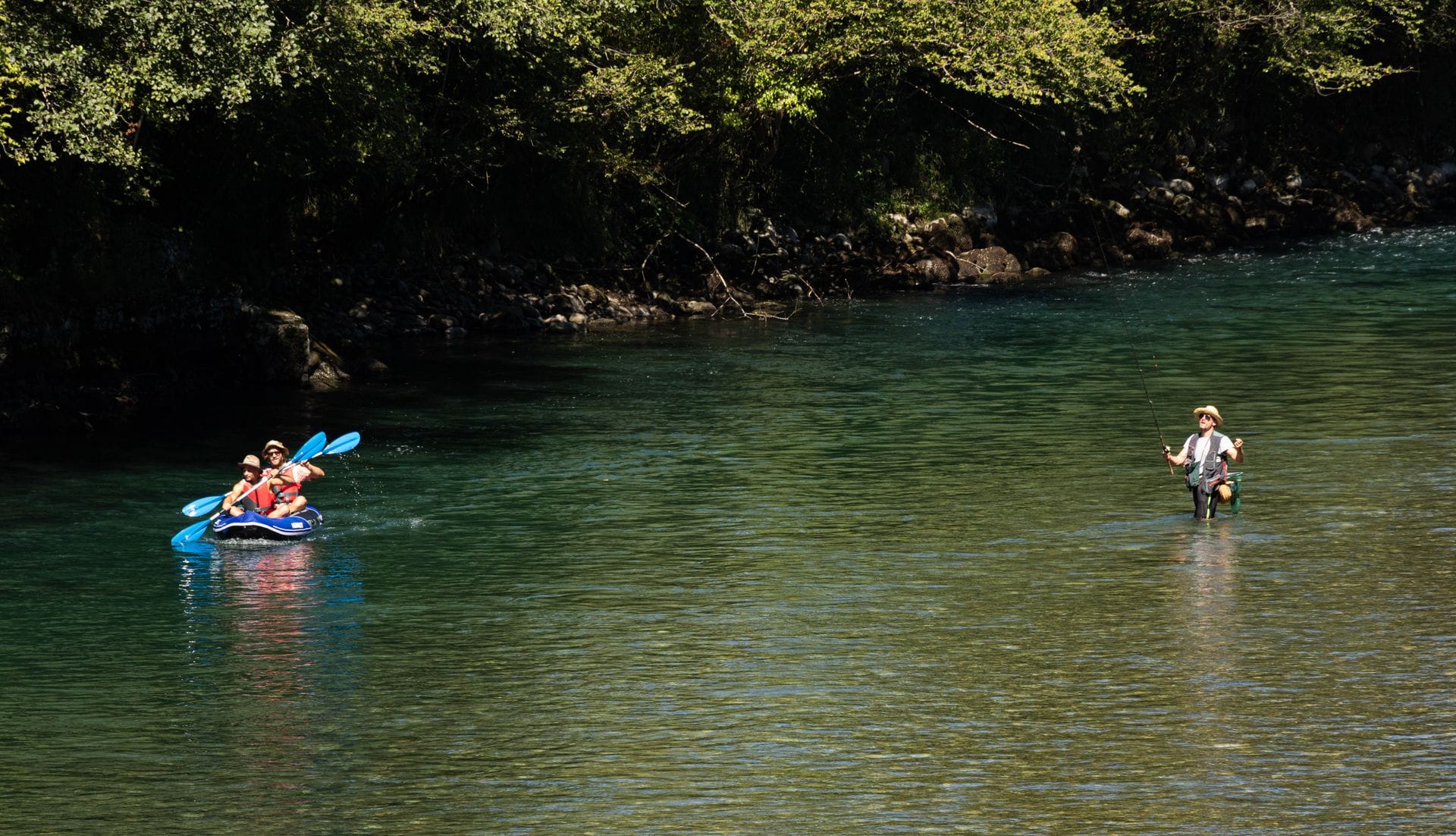 Kayaking a calm stretch of the Dordogne river between Beynac and La Roque-Gageac