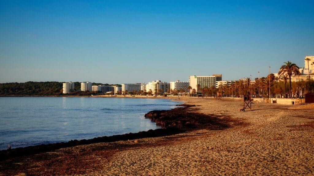Logitravel: Cala Millor beach at sunset in Majorca, one of Logitravel's top-selling Spanish destinations