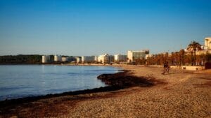 Logitravel: Cala Millor beach at sunset in Majorca, one of Logitravel's top-selling Spanish destinations