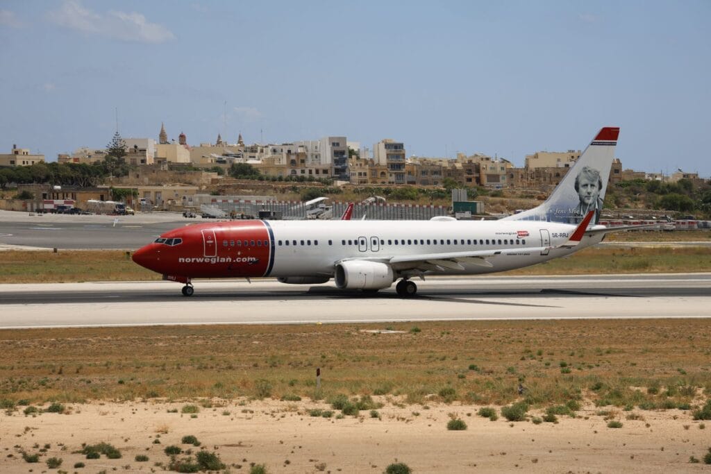 Best carry on bag for Norwegian — Norwegian Boeing 737 aircraft on the runway