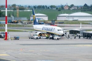 Ryanair Boeing 737 on the tarmac with ground crew, illustrating Ryanair seat selection and boarding