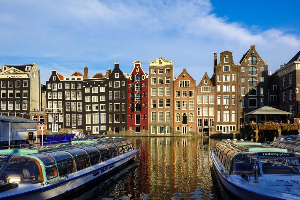 Transavia sale dates: colourful canal houses and boats in Amsterdam