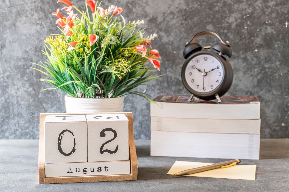 Desk calendar and clock representing how long a Virgin Atlantic refund takes to process
